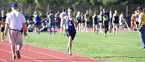 Jack Thomas winning 1600m run. Photo courtesy of Tracey Austin trackandfield Jack Thomas winning 1600m run